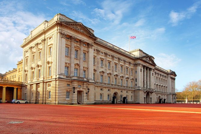 London Vintage Bus Tour Including River Thames Cruise with Optional Lunch - St. Paul’s and the Tower of London: the “main character” stretch