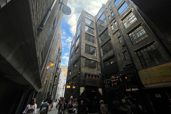 London Witches and History Walking Tour - Southwark Cathedral: Your Coven Introduction and First Story