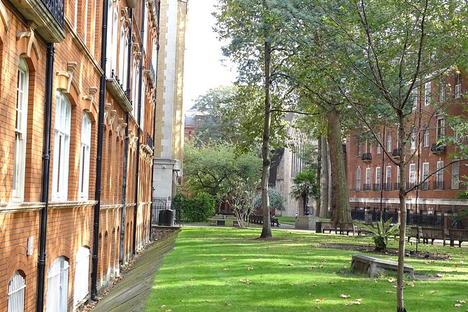 Mayfair, London's famous aristocratic village - Exclusive, Private Walking Tour - How Sandy keeps the experience personal, from questions to pacing