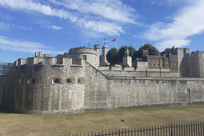 Medieval History Walking Tour from The Tower of London - London Bridge, Borough Market, and Southwark Cathedral: daily life and belief