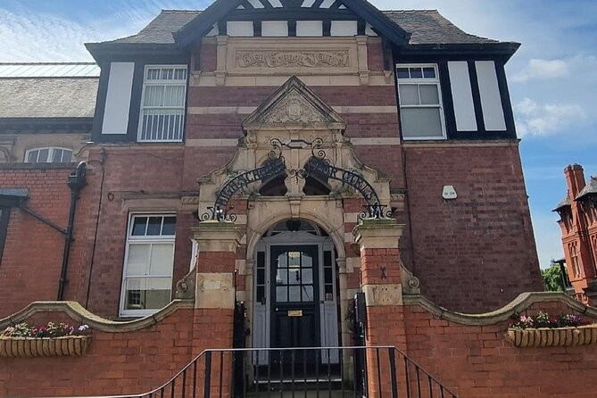On the Origins of Charles Darwin: A Self-Guided Audio Tour of Shrewsbury - Dogpole and Wyle Cop: the best kind of trivia on a walk