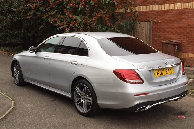 One Way Taxi Transfer from Gatwick Airport to London - Gatwick pickup: how the driver finds you after landing
