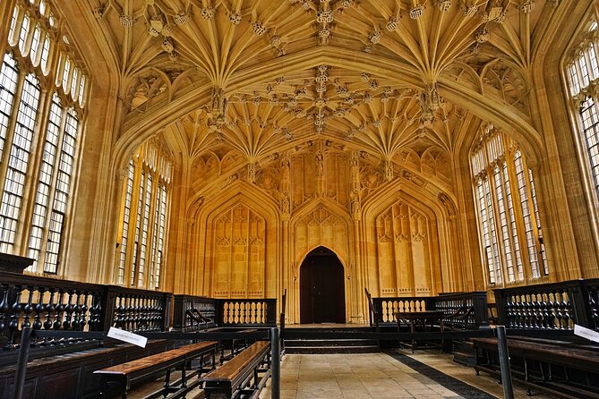 Oxford Harry Potter Film Locations Walking Tour by Alumni™ - New College entry: the cloisters moment Harry Potter fans wait for