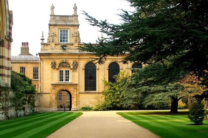 Oxford Official University & City Tour - Radcliffe Camera: the square that makes your photos make sense