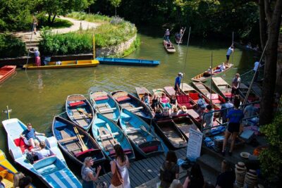 Oxford University Walking & Punting Tour by Alumni™ & New College