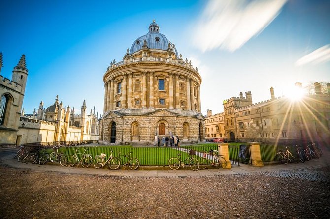 Oxford University Walking Tour by Alumni™ & Optional New College - Balliol College to Trinity College: the “old and serious” part is also fun
