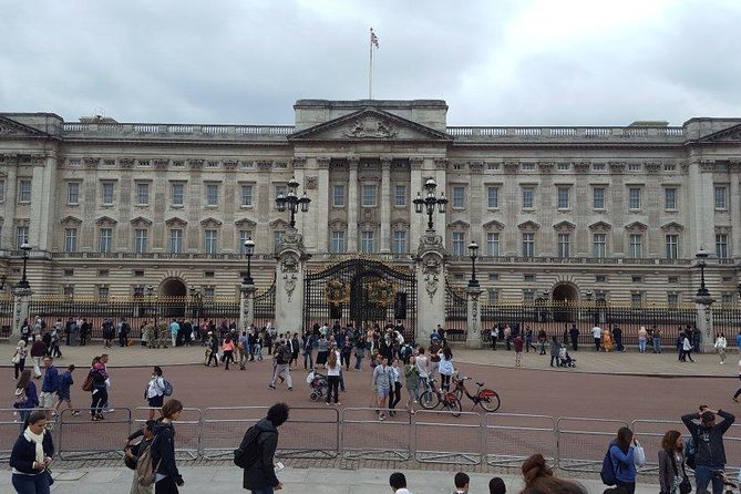 Private Arrival Transfer: Gatwick Airport to Central London - What the chauffeur ride feels like once you are in the car