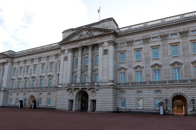 Private Buckingham Palace Royal Walk & Champagne at Harrods - Harrods Food Hall to the Moet et Chandon Bar