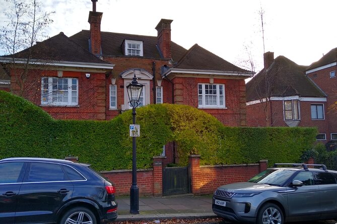 Private Celebrity Houses Tour of London - What you are seeing in Hampstead: mansions, cottages, and fame at sidewalk level