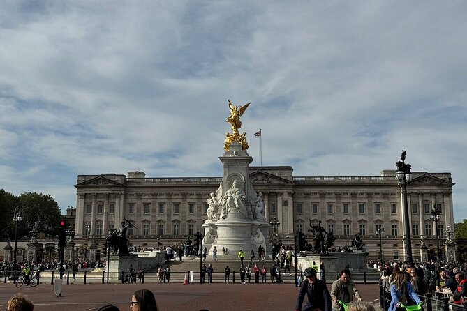 Private Changing of the Guard Experience - Mini palace-district walk: monuments, statues, and quick context