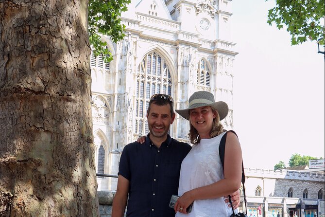 Private Classic London Taxi Tour - A Drive-By in Duke of Wellington Place