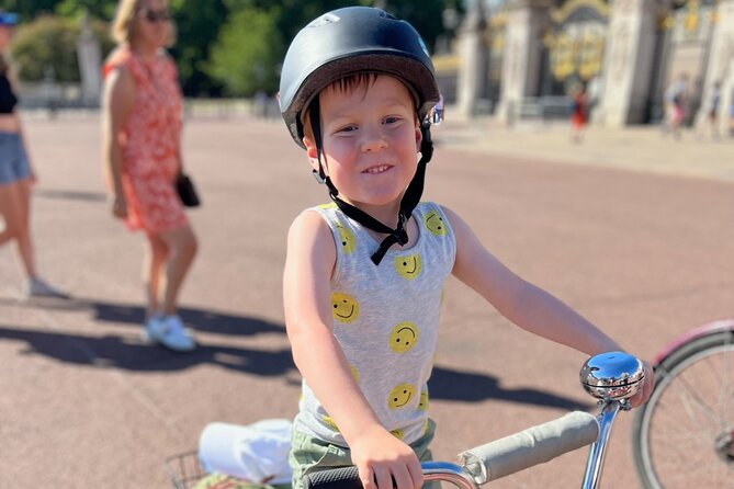 Private Family Bike Tour of London, fun for all ages! - Boundary details and Trafalgar Square: short rides, big landmarks