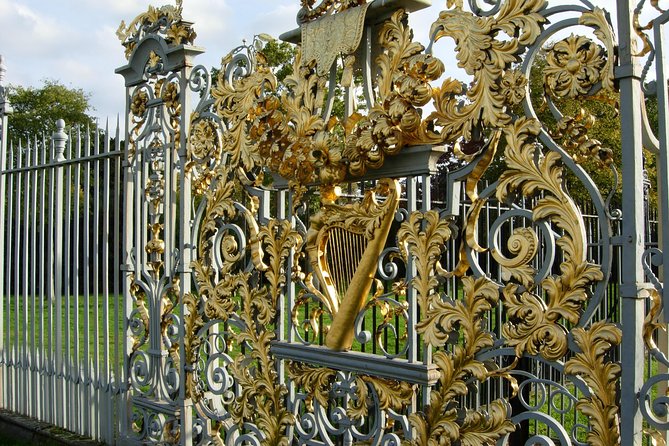 Private Full Day tour of Windsor castle and Hampton court palace from London - Hampton Court Palace, the Henry VIII storytelling advantage