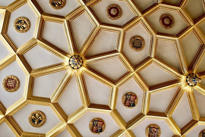 Private Half-Day Tour of Hampton Court - History Stories That Link Big Moments to What You See