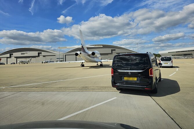 Private limo transfers Gatwick Airport to/from any London hotel - Flight Monitoring and a Smooth, Comfortable Ride You Can Count On