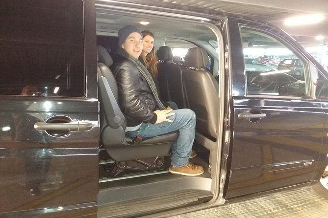 Private Round Trip Transfer between London Airports and Hotel - Entering London with a driver who shows up