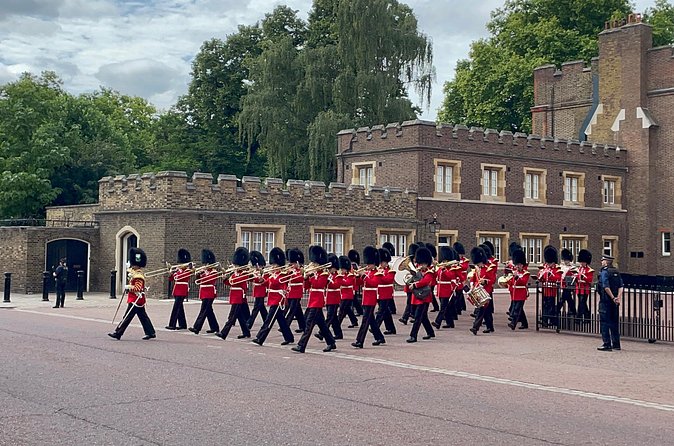 Private Royal London Taxi Tour with The Changing of the Guards - Admission tickets: plan for outside viewing and quick context