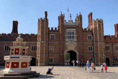 Private Vehicle To Hampton Court Palace From London With Admission Tickets