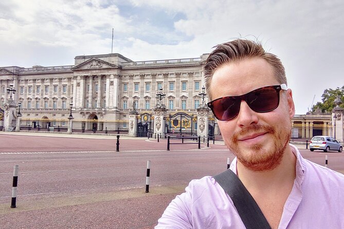 Private Walking Tour: Historic and Hidden Pubs of London - The George: Tudor survival, Shakespeare talk, and courtyard legends