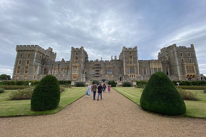 Private Windsor Castle and Stonehenge Day Tour - The role of the driver/guide: what great guiding looks like here