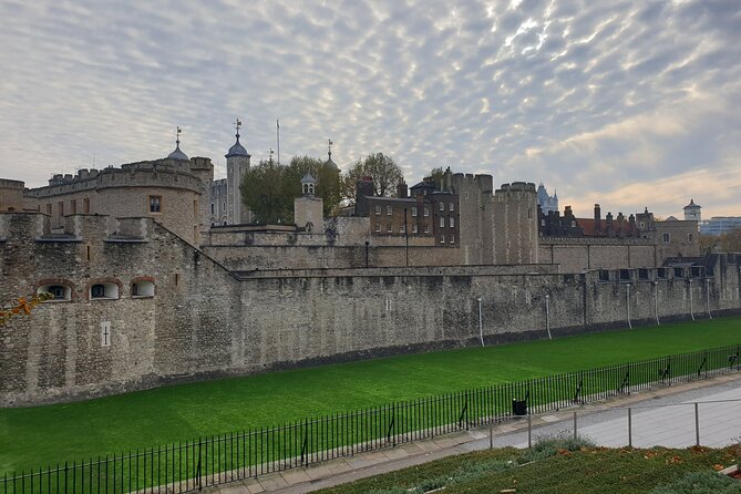 Roman Ruins to Blitz Bombings: A Walking Tour of London's Fiery History - Where You Start at Trinity Square and Finish by Ye Olde Cheshire Cheese