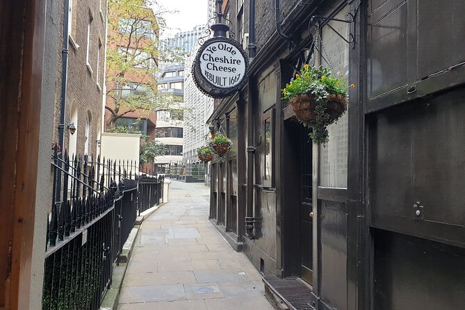 Roman Ruins to Blitz Bombings: A Walking Tour of London's Fiery History - Why Tom’s Storytelling Works for First-Timers