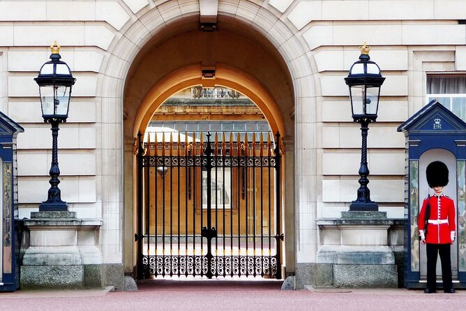 Royal London Guided Tour with Changing of the Guard - Changing of the Guard: Buckingham Palace Days vs Horse Guards Parade