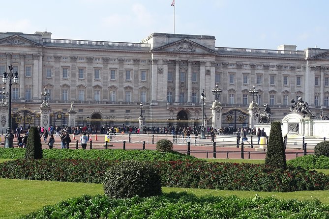 Royal Tour of St James', Parks, Palaces and Royal intrigue - Meeting at Le Deli Robuchon and What the 2-Mile Walk Really Means