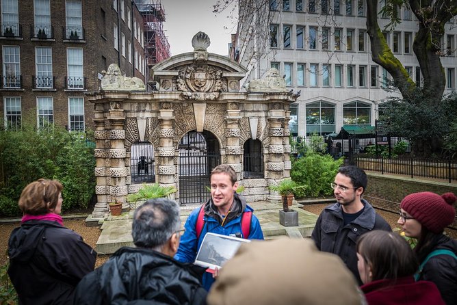 Secret Walking Tour of Central London - Stop 1: Trafalgar Square and the smallest police station quest
