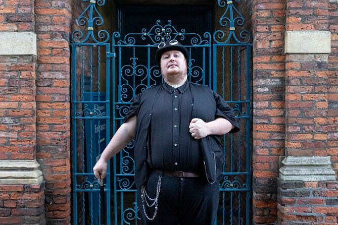 Shadows of York: Ghost Walk and Horrible History. - The Storytelling Style: Humour, Theatrical Voices, and Gory Details