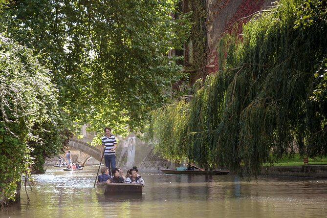 Shared Guided Punting Tour of Cambridge - Magdalene College and the oldest bridge in Cambridge