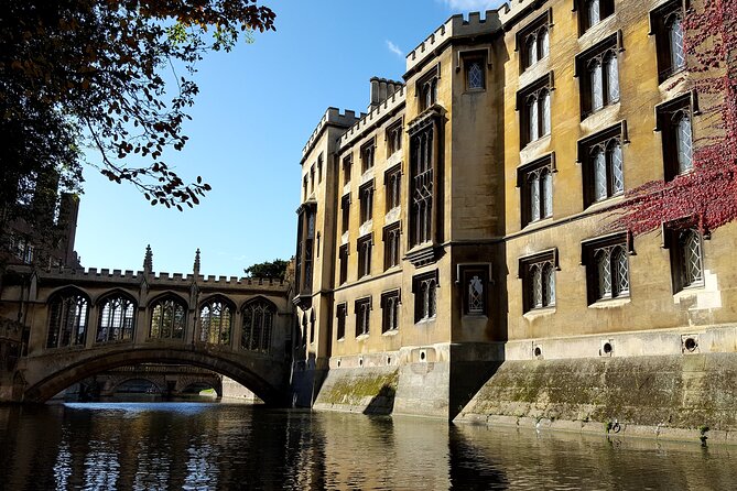 Shared Guided Punting Tour of Cambridge - The Mathematical Bridge, alum stories, and the college behind the trick