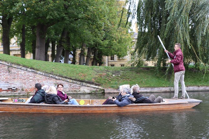 Shared Punt Tour - Cambridge - Bridge of Sighs and the Wedding Cake Building (New Court)