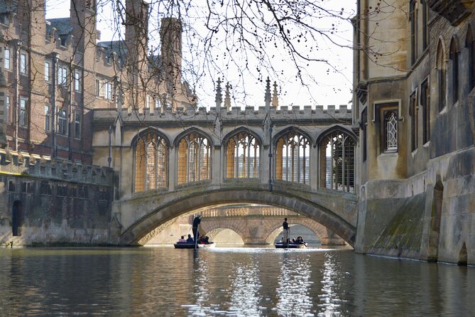 Shared Punt Tour - Cambridge - King’s College Chapel and the Punt Under King’s Bridge