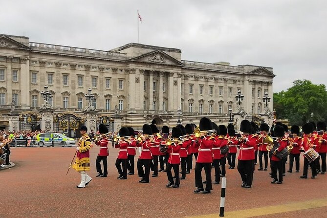 Small Group Changing the Guard & Buckingham Palace tickets - Quick highlights