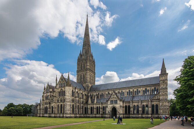 Stonehenge and Salisbury Cathedral Private Tour from Southampton - Comfort and onboard perks: what the private vehicle really delivers