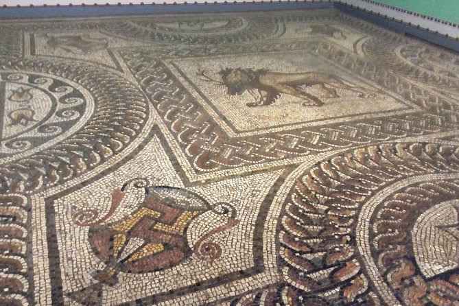 The Roman City of St Albans Private Tour - Real-life history stops: Ye Olde Fighting Cocks, monastery gateway, and Verdun Tree