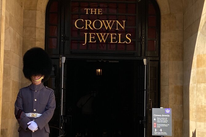 The Tower of London - Small Group Tour with a Local Expert - Pacing, heat, and your comfort planning
