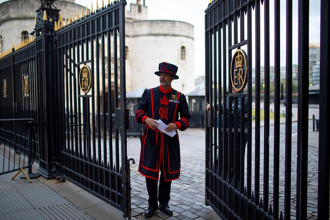 Tower of London After Hours Tour with Beefeater & Keys Ceremony - Logistics that matter: group size, walking pace, and where to meet