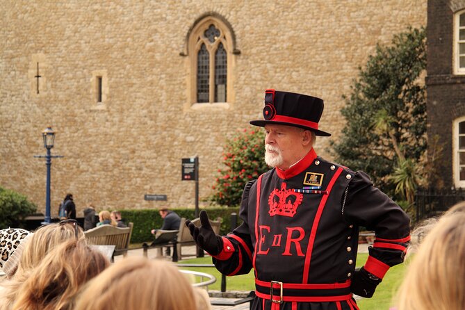 Tower of London: Crown Jewels & Beefeater Opening Ceremony - Guides and headsets: why small-group tours feel smoother