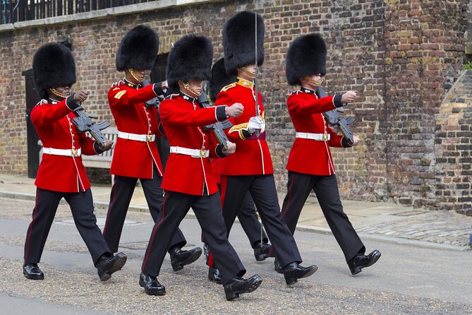 Tower of London: Crown Jewels & Beefeater Opening Ceremony - Group size, walking pace, and what to pack