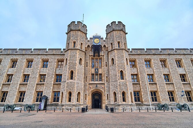 Tower of London & Crown Jewels Tour with Beefeater Meet & Greet - Why meeting a Beefeater is more than a photo op
