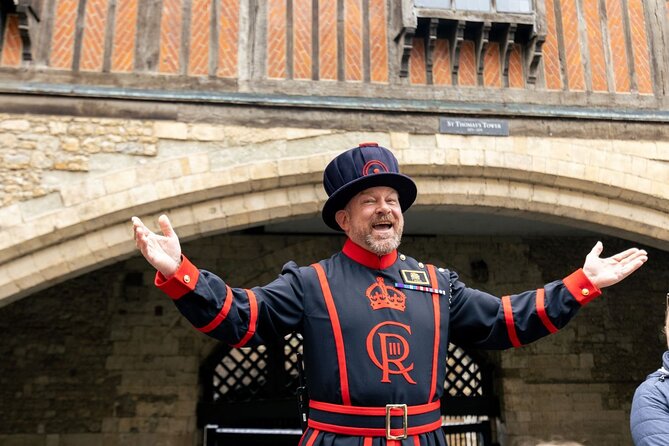 Tower of London & Crown Jewels Tour with Beefeater Meet & Greet - The 1 hour 15 minute flow: guided intro, then free exploration