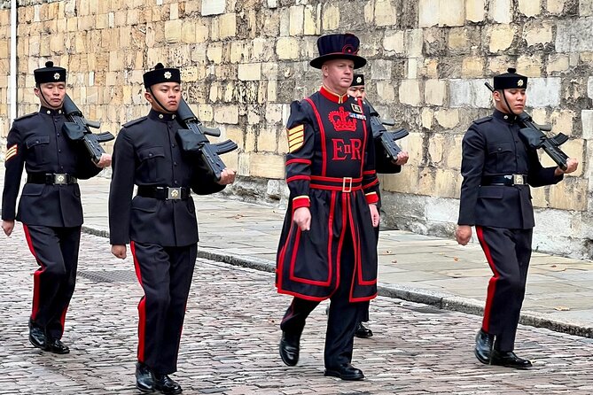 Tower of London Early Access, Opening Ceremony and Royal London - Buckingham Palace area: 775 rooms from outside, plus a photo finish