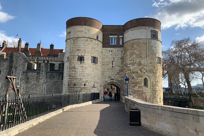 Tower of London Private Guided Tour for Kids and Families - Food, water, and what is not included