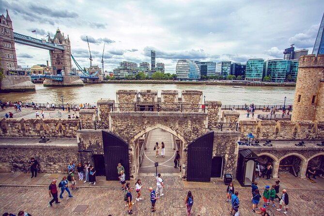 Tower of London Ticket with Audio Guide and Unlimited Entry Time - Resident Governor and Yeoman Warders: the human thread at the end