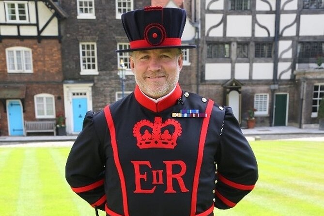 VIP Tower of London and Crown Jewels Tour with Private Beefeater Meet & Greet - Crown Jewels stop: seeing the regalia up close