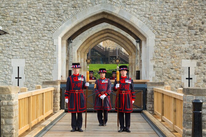 VIP Tower of London and Crown Jewels Tour with Private Beefeater Meet & Greet - How the skip-the-line timed access actually helps