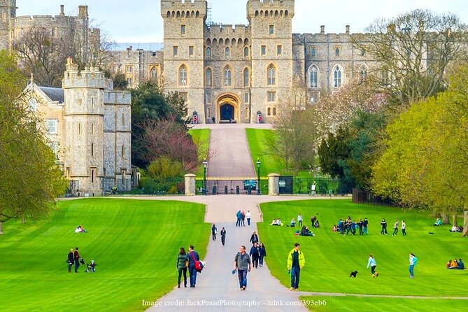 Windsor Castle & St George's Chapel Private 3-hour Walking Tour - Windsor at walking pace, from the river to the castle gates