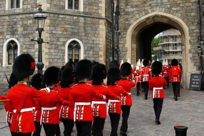 Windsor Castle Tour from London with Transportation & Audio Guide - Your Windsor Castle visit: State Apartments, Chapel, and Queen Mary’s Dolls’ House